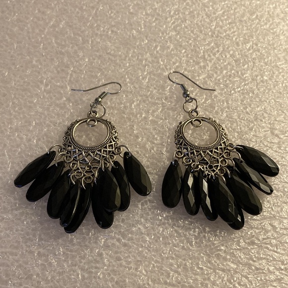 NWOT - Silvertone Black Acrylic Faceted Oval Beaded Dangle Drop Pierced Earrings - Picture 2 of 9